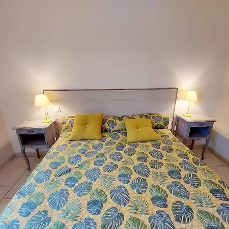 La Poussinière à *